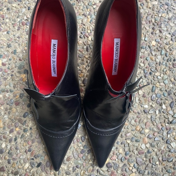 Manolo Blahnik black leather pointed toe booties. Sz.8 - Picture 4 of 7